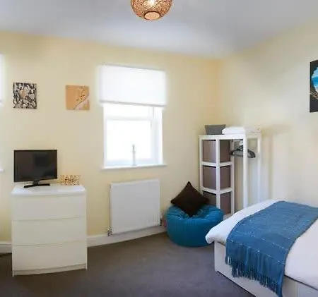 Rest - Sleeps 5 Great Location * Filey